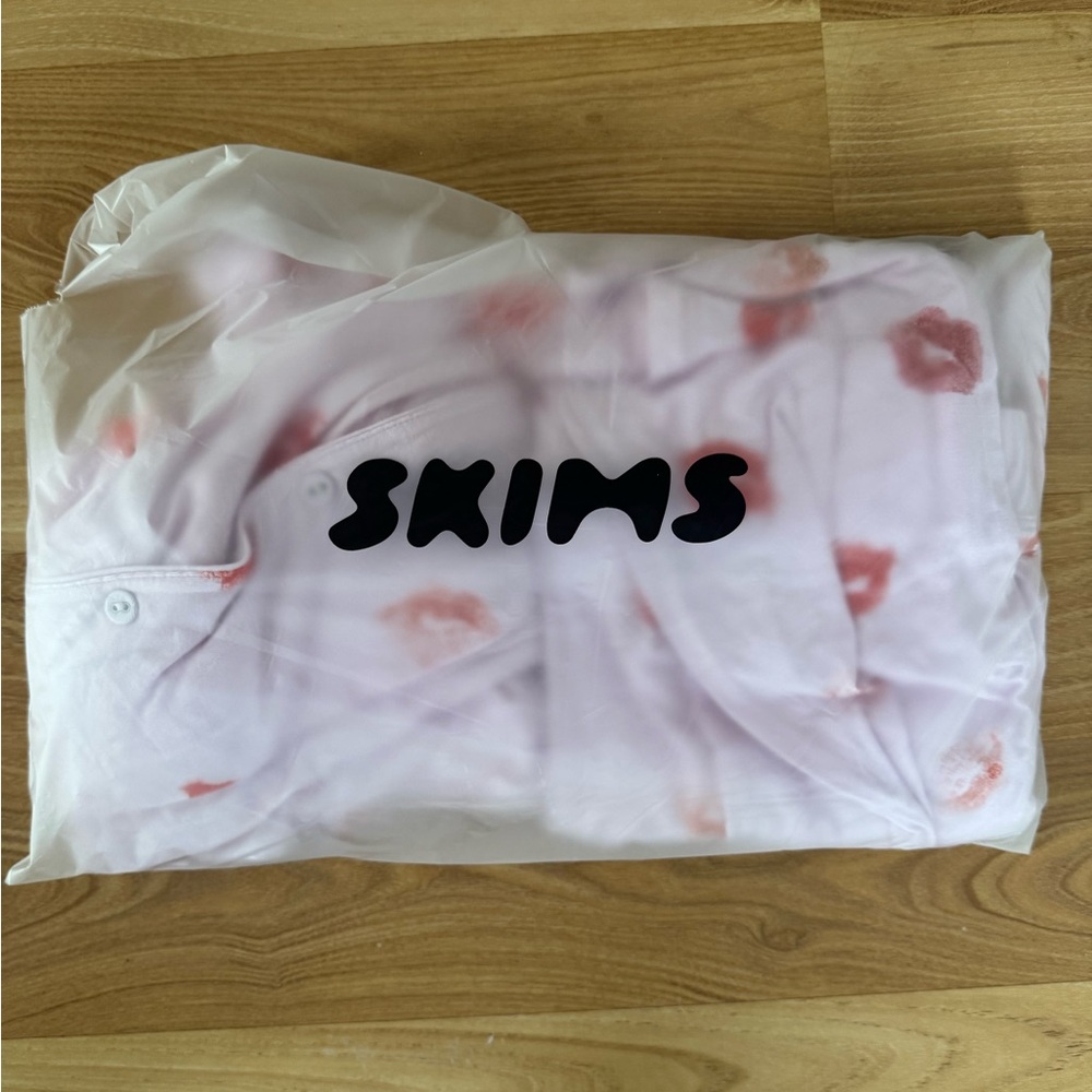 SKIMS Valentines Day 2024 Lip Print Pajama Set size XS - Picture 11 of 12